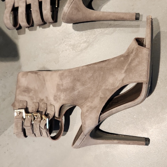 Halston, cutaway suede designer boots - Picture 3 of 8